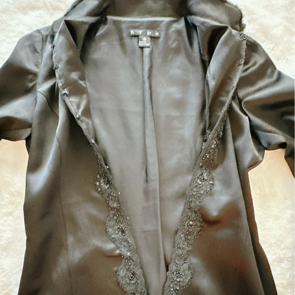 NWT Gorgeous Black Hype satin, beaded and faux fur coat. Size 10 - Picture 16 of 16